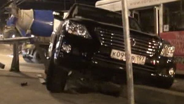 Lexus врезался в троллейбус на Садовом кольце в Москве 
