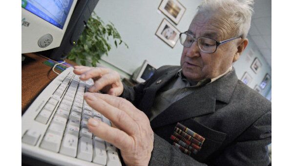 Пенсионер во время работы за компьютером