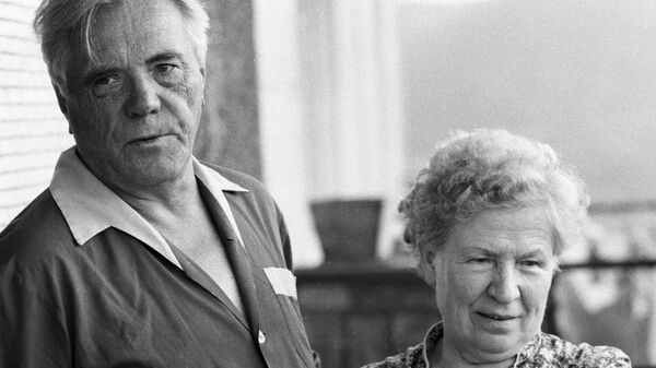 Советский писатель, лауреат Государственной премии СССР  Виктор Астафьев (слева) и его жена Мария Семеновна (справа).