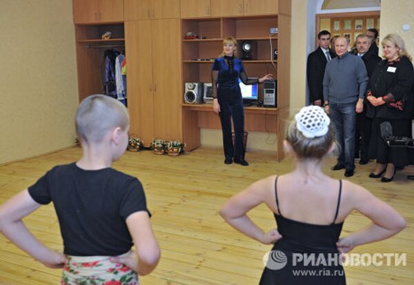 Премьер-министр РФ В.Путин посетил Головчинскую детскую школу искусств