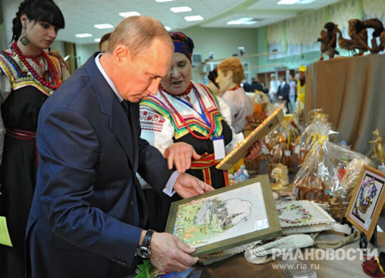 Премьер-министр РФ В.Путин посетил выставку промыслов и ремесел