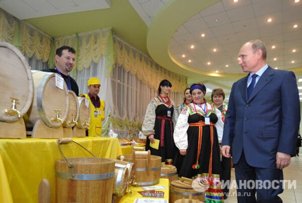 Премьер-министр РФ В.Путин посетил выставку промыслов и ремесел