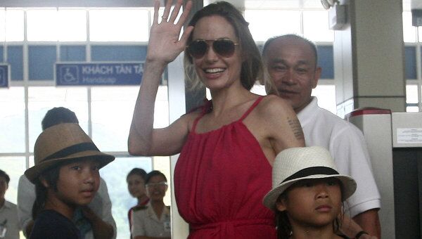 Анджелина Джоли с сыновьями