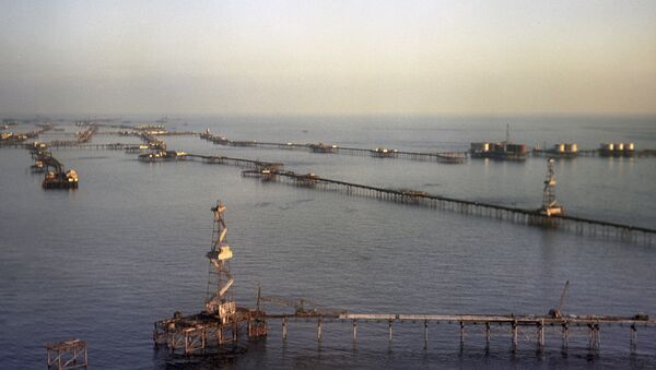 Нефтяные сооружения на Каспийском море. Архивное фото