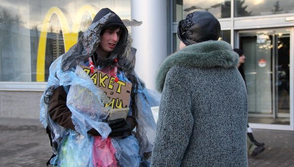 Экологи в Костроме раздают листовки о вреде пластиковых пакетов