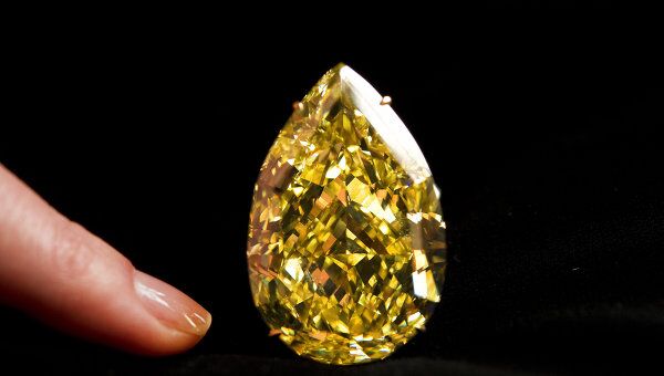 Крупный желтый бриллиант ушел на аукционе Sotheby's за $12,2 млн