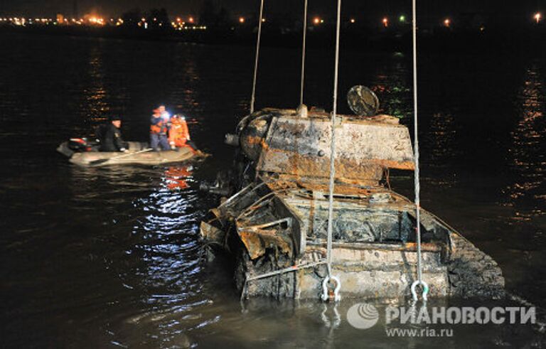 Подъем танка КВ-1 со дна Невы