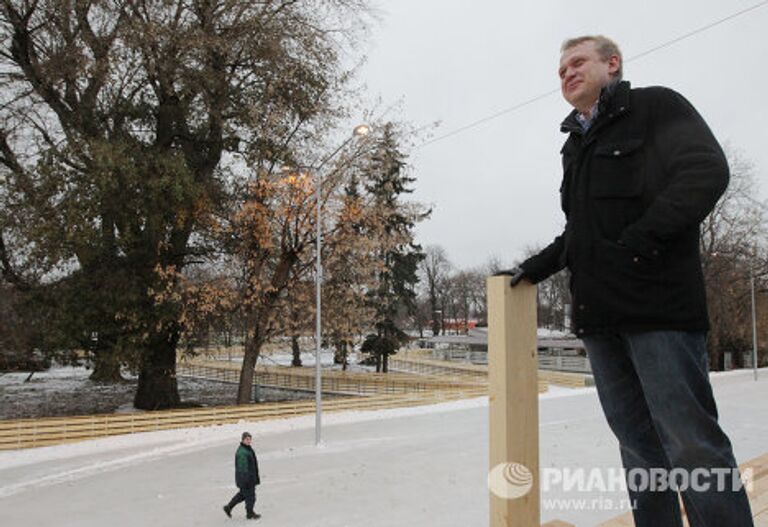 Строительство катка в ЦПКиО имени Горького в Москве