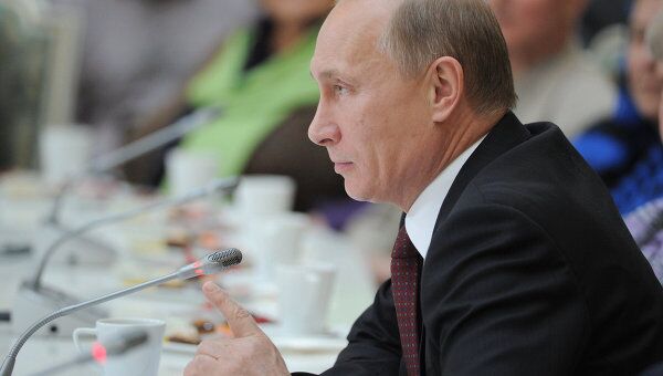Председатель правительства РФ Владимир Путин на встрече с пенсионерами и ветеранами в Большом Кремлевском дворце