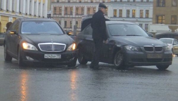 BMW врезался в Mercedes в центре Москвы