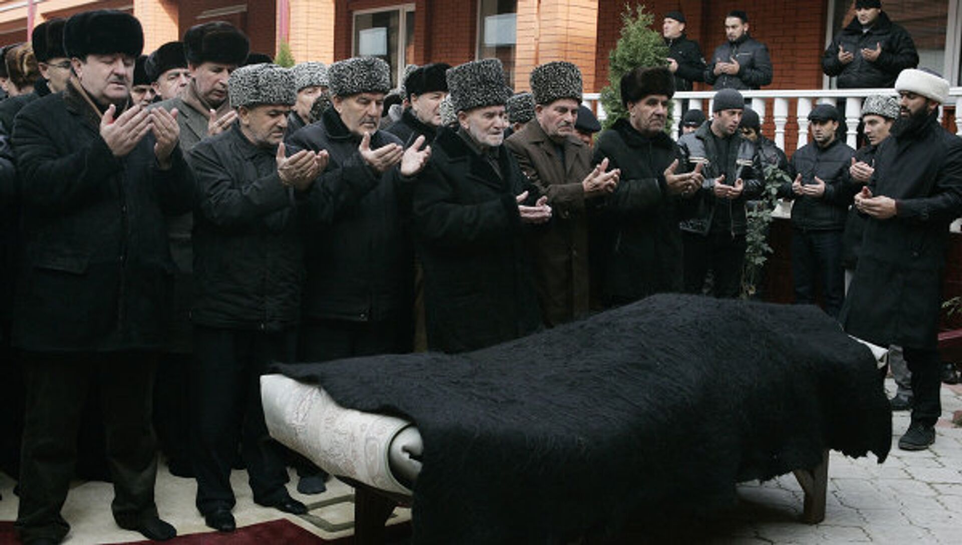 Как проходят похороны в москве. Могила Ямадаева Сулима.