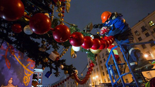 Демонтаж новогодних елок в Москве. Архив 