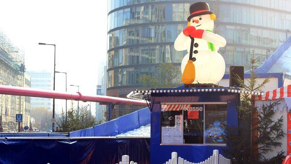 В центре Берлина насыпали снежную горку: Европа готовится к Рождеству