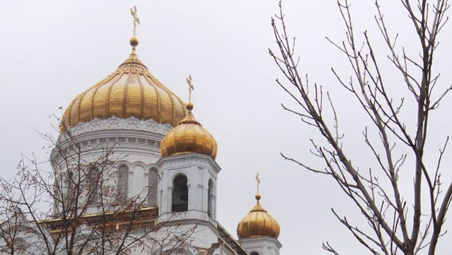 У храма Христа Спасителя в Москве. Архив