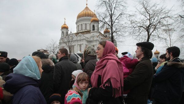 У храма Христа Спасителя в Москве. Архив