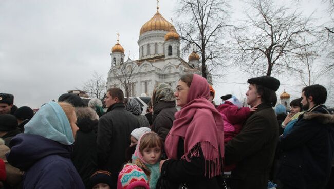 У храма Христа Спасителя в Москве