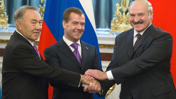 Рукопожатие Д.Медведева, А.Лукашенко и Н.Назарбаева