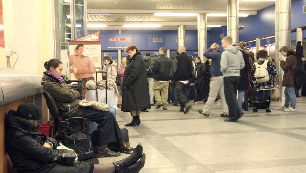 Пассажиры на Московском вокзале в Санкт-Петербурге