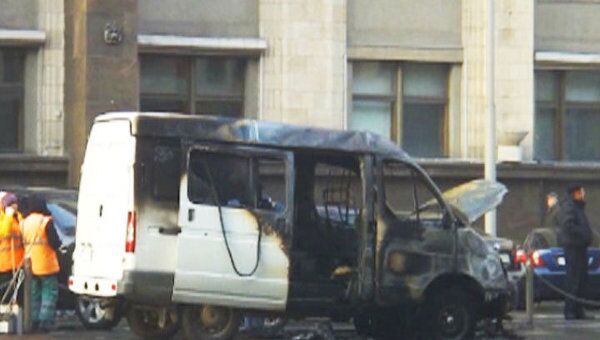 Возле здания Госдумы в Москве сгорел фургон Соболь