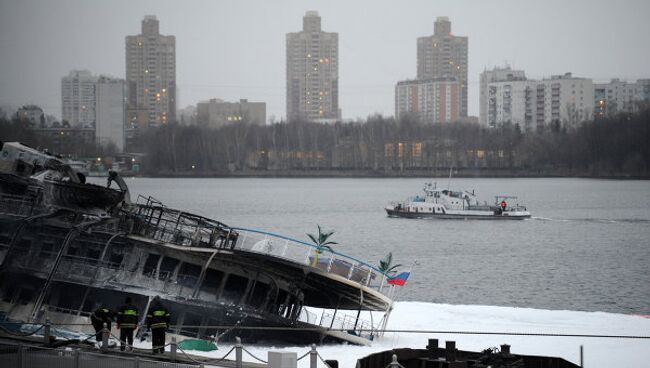 Пожар на борту загоревшегося в Москве трехпалубного теплохода Сергей Абрамов