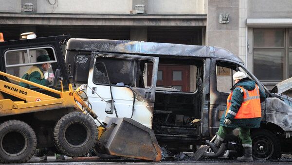 Автомобиль Газель загорелся возле здания Госдумы РФ в Москве