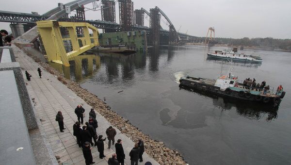 Рухнул уникальный плавучий кран Захар в Киеве