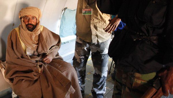 Сейф аль-Ислам Каддафи в самолете после ареста
