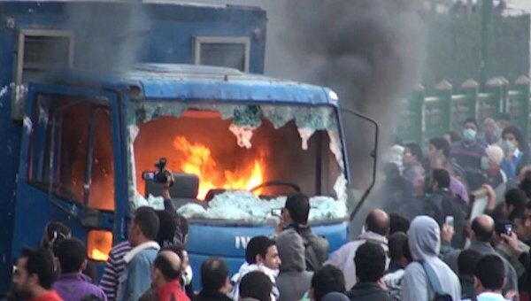 Демонстранты в Каире сожгли автомобиль МВД и забросали полицию камнями 