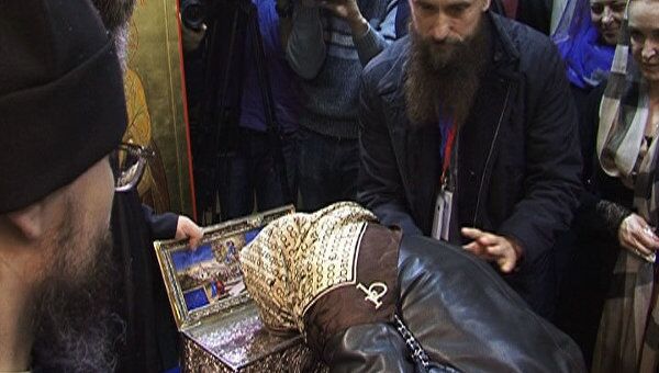 Тысячи паломников встретили пояс Богородицы в Москве