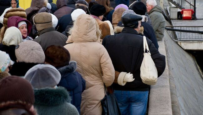 Верующие стоят в очереди в Храм Христа Спасителя