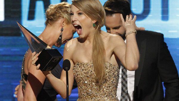 Певица Тейлор Свифт получила награду American Мusic Awards в номинации Артист года