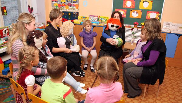 В детском саду есть специальные ростовые куклы, которые наглядно показывают, как может выглядеть ребенок-инвалид
