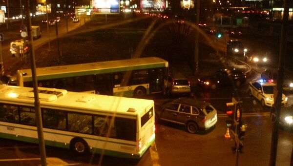 Автобус протаранил пять машин на Рублевском шоссе в Москве