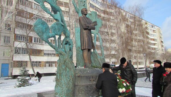 Памятник татарскому поэту Габдулле Тукаю открыли в Набережных Челнах