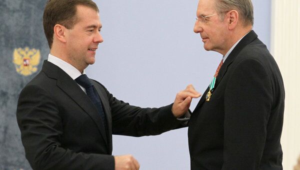 Д. Медведев вручает награды президенту МОК и главам спортивных федераций