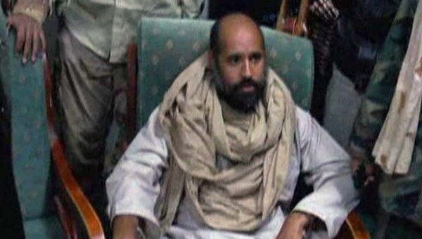 Взятый в плен Сейф Аль-Ислам Каддафи спорит с бойцами ПНС   