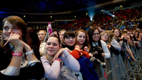 Зрители на концерте в рамках Всероссийской антинаркотической акции Нет наркотикам! в СК Олимпийский