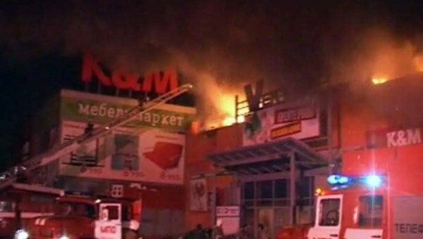 Огонь охватил торговый центр Мега под Пензой. Видео с места ЧП