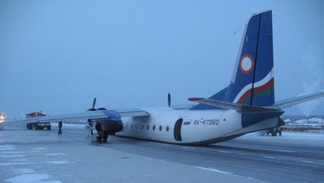 Самолет Ан-24, принадлежащий авиакомпании Якутия в аэропорту Якутска