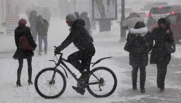 Велосипедист в зимнем Владивостоке. Архивное фото