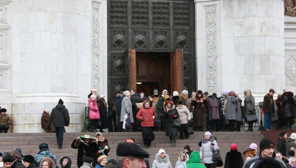 В очереди к Поясу Богородицы в Москве стоять придется около суток