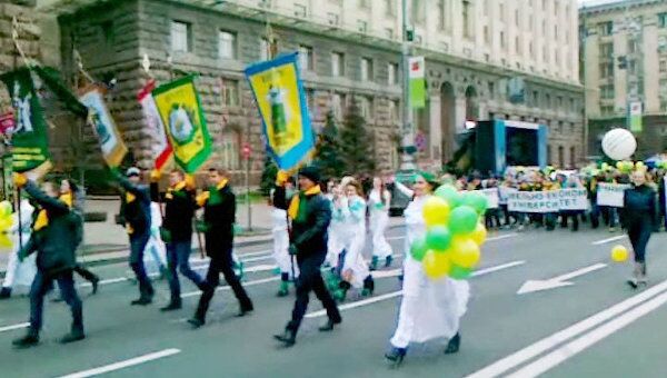Киевские студенты в университетской символике маршировали по Крещатику