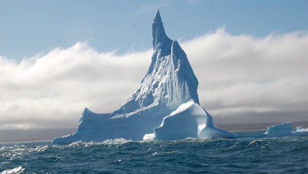 Айсберг в форме скалы. Архивное фото