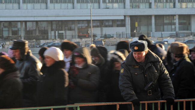 Очередь верующих к поясу Пресвятой Богородицы в храме Христа Спасителя