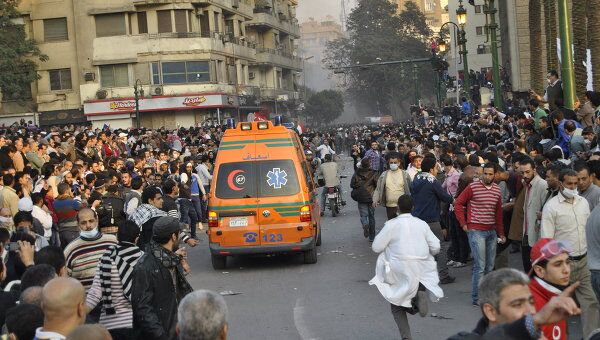 Скорая круглосуточно увозит раненых с египетской площади Тахрир