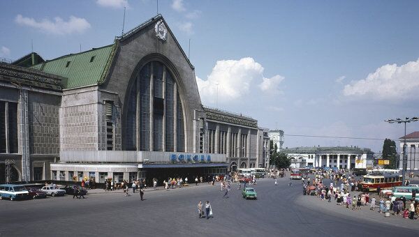 Здание железнодорожного вокзала в Киеве. Архив
