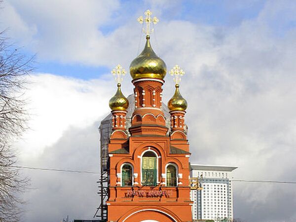 Храм всех святых на территории Ново-Алексеевского монастыря в Москве 