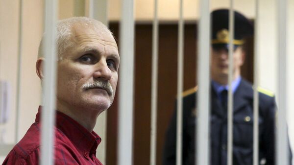 Белорусский правозащитник Алесь Беляцкий в суде