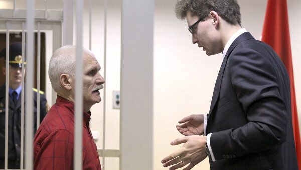 Оглашение приговора правозащитнику Алесю Беляцкому