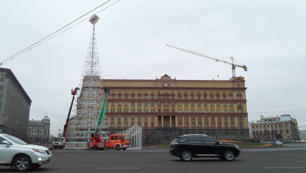 Процесс установления елки на Лубянской площади
